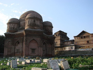 800px-Budshah's_Tomb_at_Srinagar